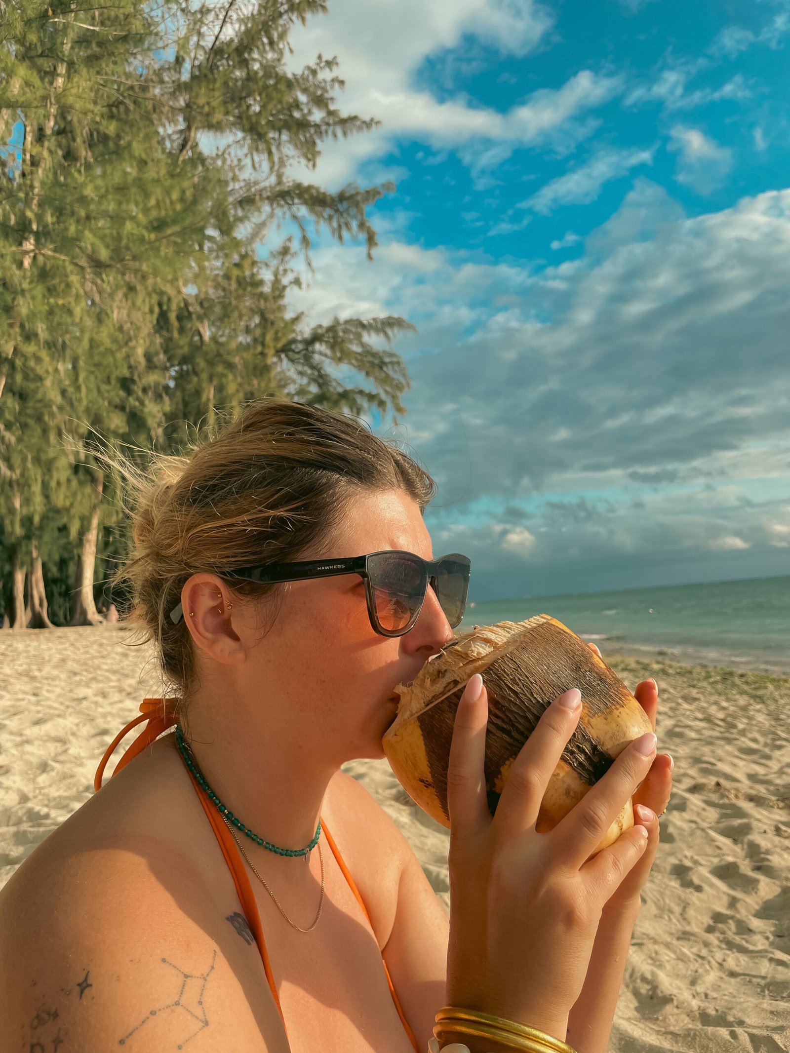 femme boit noix de coco maurice