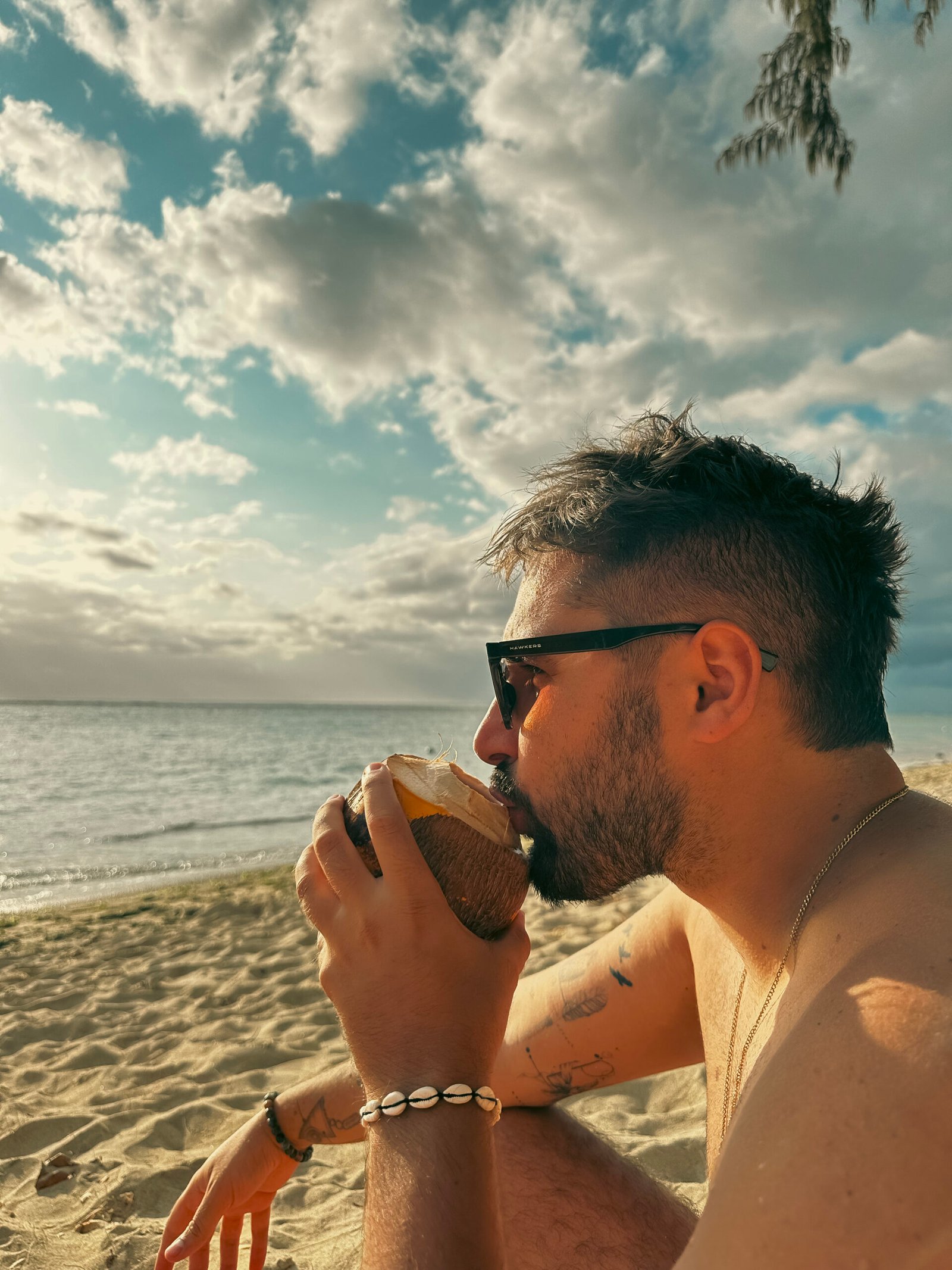 homme noix de coco plage ile maurice